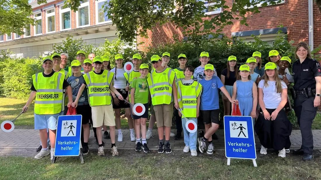 POL-HK: Munster: Verkehrshelferausbildung am Gymnasium Munster erfolgreich abgeschlossen - Bild: presseportal.de