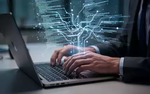 Nahaufnahme von Händen, die auf einer Laptop-Tastatur tippen, mit einer leuchtenden, abstrakten digitalen Oberfläche darüber. - Foto: über boerse-global.de