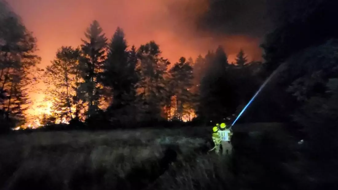 Hunderte Feuerwehrleute waren im Einsatz. - Bild: Wolfgang Gasser/Kreisfeuerwehrverband Traunstein/dpa