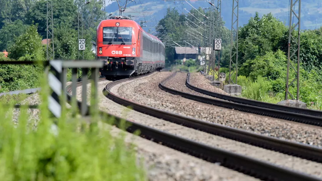 Wegen Sanierungsarbeiten wird der Bahnverkehr über den Brenner vom 17. Juli bis 1. August eingestellt. (Archivbild) - Bild: Matthias Balk/dpa