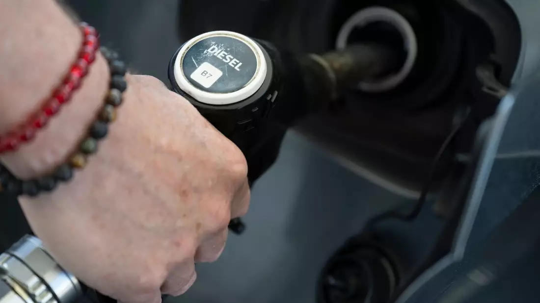 Bei Diesel sieht das Ifo eine deutliche Lücke in der Weitergabe des Tankrabatts. (Symbolbild) - Bild: Marijan Murat/dpa