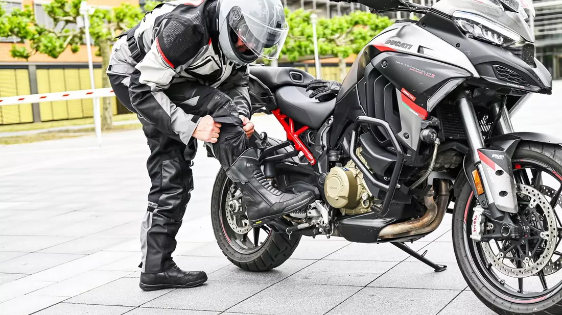 Von Helm bis Stiefel / In der Motorradsaison auch an Schutzkleidung denken - Bild: presseportal.de