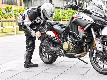 Von Helm bis Stiefel / In der Motorradsaison auch an Schutzkleidung denken - Foto: presseportal.de