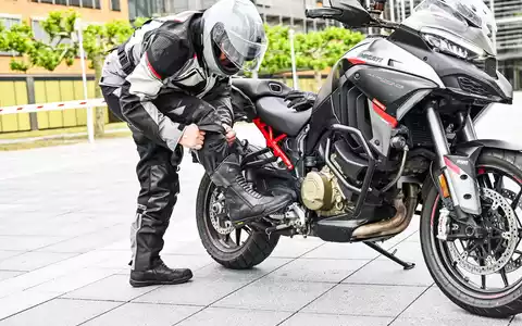 Von Helm bis Stiefel / In der Motorradsaison auch an Schutzkleidung denken - Foto: presseportal.de
