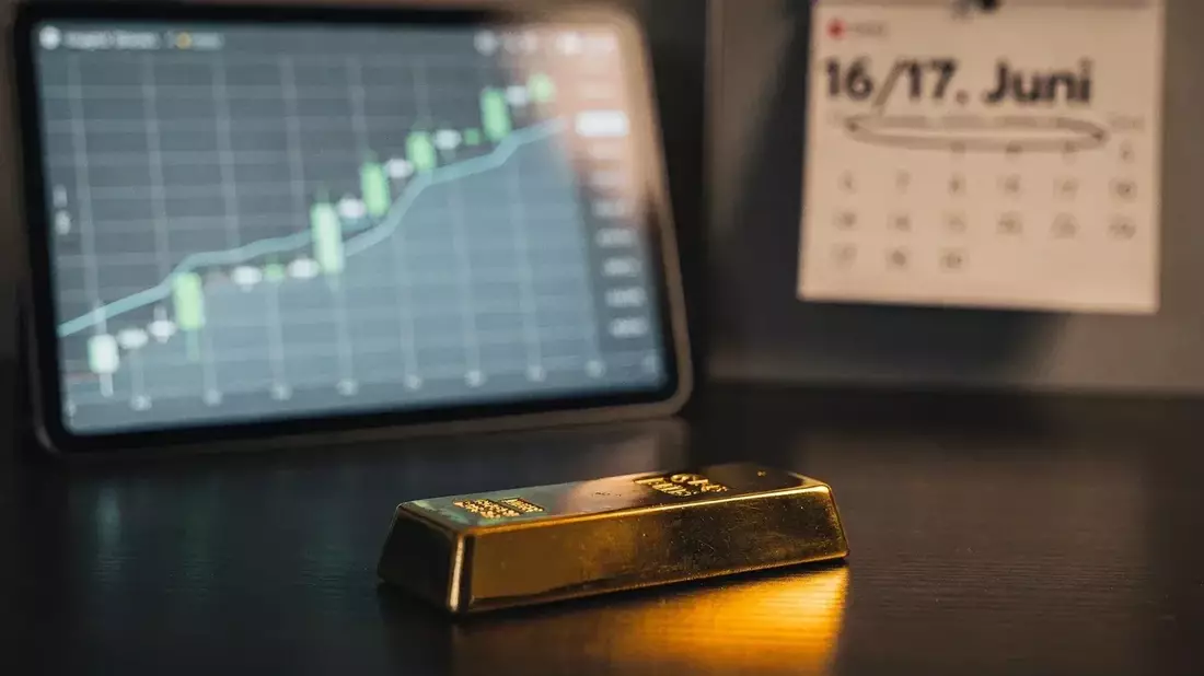 Gold Market Dissonance: Central Bank Buying Surges as Fed Tightening Slams Prices
