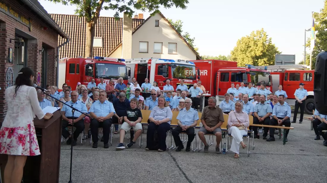 FW Wathlingen: Ehrenortsbrandmeister ernannt und neuer Gerätewagen Logistik 2 offiziell übergeben - Feierlichkeiten bei der Ortsfeuerwehr Nienhagen - Bild: presseportal.de