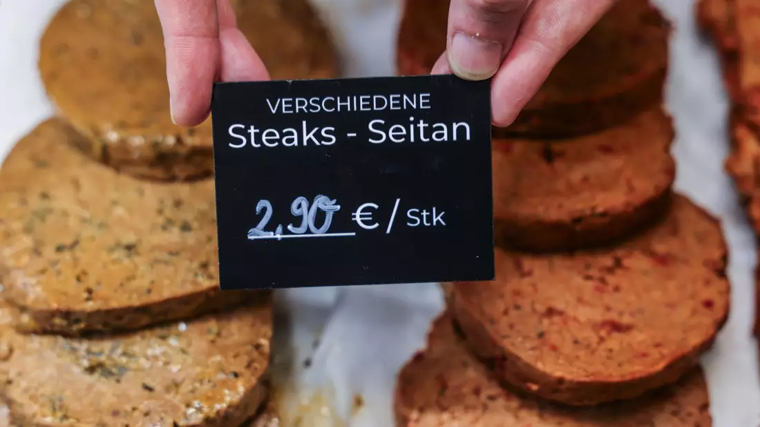 Aus Seitan - also hauptsächlich aus Weizen-Eiweiß - bestehende Scheiben dürfen künftig nicht mehr «Steak» heißen. (Symbolbild) - Bild: Oliver Berg/dpa