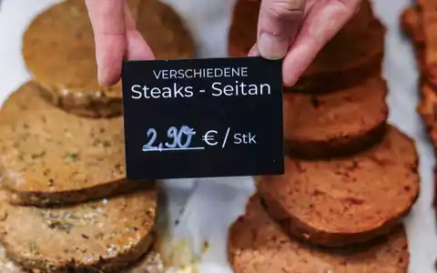 Aus Seitan - also hauptsächlich aus Weizen-Eiweiß - bestehende Scheiben dürfen künftig nicht mehr «Steak» heißen. (Symbolbild) - Foto: Oliver Berg/dpa