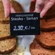 Aus Seitan - also hauptsächlich aus Weizen-Eiweiß - bestehende Scheiben dürfen künftig nicht mehr «Steak» heißen. (Symbolbild) - Bild: Oliver Berg/dpa