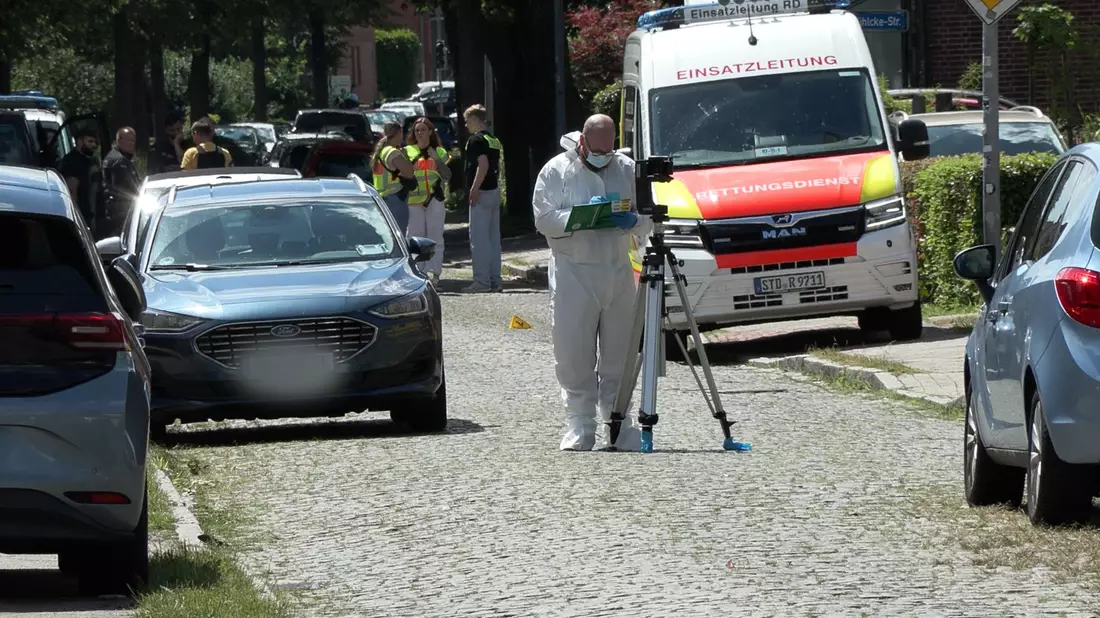 Einsatzkräfte und Spurensicherung stehen auf einer Straße in Stade. - Bild: Fabian Höfig/NEWS5/dpa