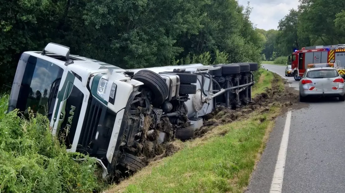 POL-CUX: Sattelzug verunfallt auf der B71 zwischen Beverstedt und Kirwistedt - Fahrzeugführer leicht verletzt - Vollsperrung (Foto im Anhang) - Bild: presseportal.de