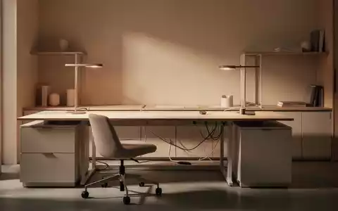 Ein aufgeräumtes, minimalistisches Heimbüro mit einem weißen Schreibtisch, verdeckten Kabeln und modularen Möbeln. - Foto: über boerse-global.de