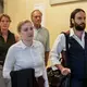 Die angeklagte Unternehmerin Christina Block, ihre Anwältin Paula Wlodarek, ihr Lebensgefährte Gerhard Delling und ihr Anwalt Ingo Bott gehen zum Verhandlungssaal. - Bild: Markus Scholz/dpa