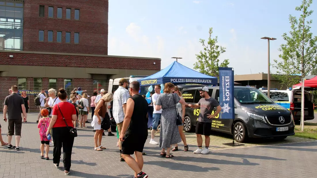POL-Bremerhaven: Viele Hundert Besucher schauen sich das neue Polizeirevier Geestemünde an - Staunen über Diensthunde und Spezialfahrzeuge - Bild: presseportal.de