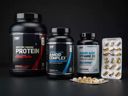 Eine Anordnung von Nahrungsergänzungsmitteln für den Sport, darunter Proteinpulver, Aminosäuren und Vitamine, auf einer dunklen Oberfläche. - Foto: über boerse-global.de
