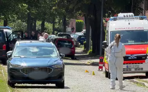Einsatzkräfte riegelten den Tatort ab. - Foto: Fabian Höfig/NEWS5/dpa