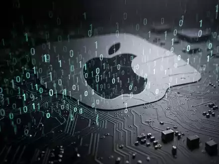 Binärcode fließt über eine Leiterplatte, im Hintergrund angedeutet ein Apple-Produkt. Symbolisiert einen Datendiebstahl in der Lieferkette. - Foto: über boerse-global.de