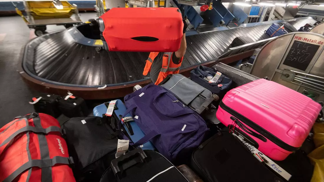 Vier Prozent der Gepäckstücke gehen auf Nimmerwiedersehen verloren. (Symbolbild) - Bild: Marijan Murat/dpa