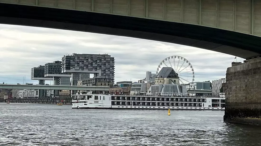 POL-DU: Fahrgastkabinenschiff nach Grundberührung auf dem Rhein festgefahren - Bild: presseportal.de
