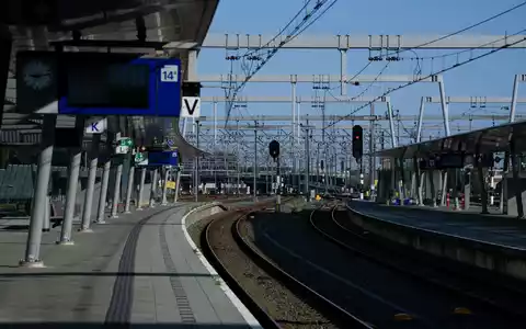 Die Niederlande müssen mehrere Eisenbahnunternehmen auf den Hauptstrecken fahren lassen. (Symbolbild) - Foto: Peter Dejong/AP/dpa
