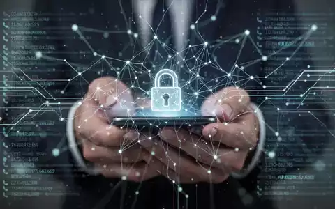 Ein stilisiertes, leuchtendes neuronales Netzwerk überlagert die Hände, die ein Smartphone halten, mit Datensymbolen im Hintergrund. - Foto: über boerse-global.de