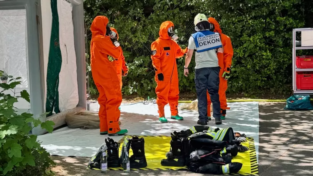 FW Dinslaken: Vollalarm für die Feuerwehr Dinslaken: Drei zeitgleiche Einsätze erfordern effizienten Kräfteeinsatz - Bild: presseportal.de