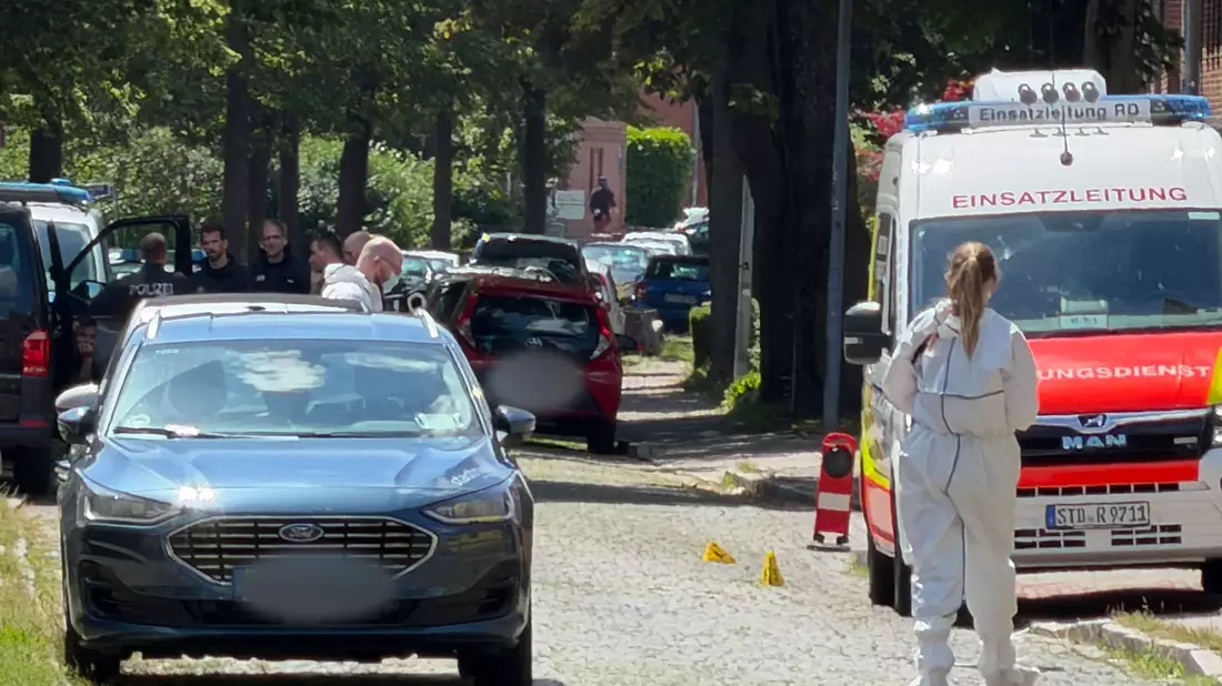 Einsatzkräfte riegelten den Tatort ab. - Bild: Fabian Höfig/NEWS5/dpa