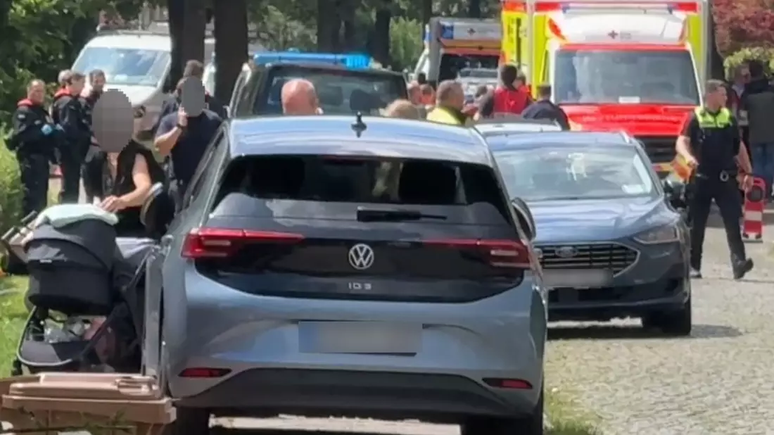 Polizei und Rettungsdienst sind mit einem Großaufgebot im Einsatz.  - Bild: NWM-TV/dpa