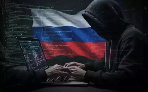 Verschwommene Gestalt in Kapuzenjacke tippt auf Laptop, digitaler Code und schwache russische Flagge auf dem Bildschirm. - Foto: über boerse-global.de