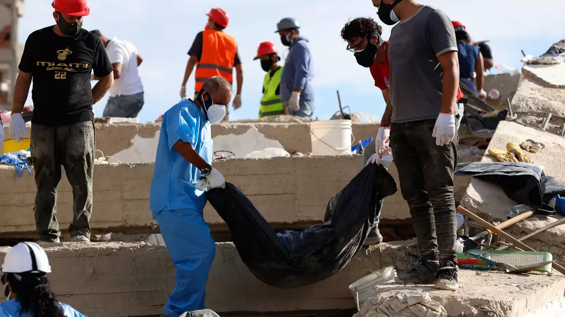 Unter den Trümmern werden noch Tausende Menschen vermutet.  - Bild: Pedro Mattey/AP/dpa