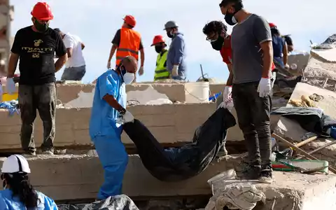 Unter den Trümmern werden noch Tausende Menschen vermutet.  - Foto: Pedro Mattey/AP/dpa