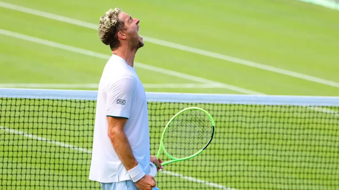 Glücklich und erleichtert feierte Jan-Lennard Struff seinen Zweitrunden-Einzug in Wimbledon. - Bild: Frank Molter/dpa