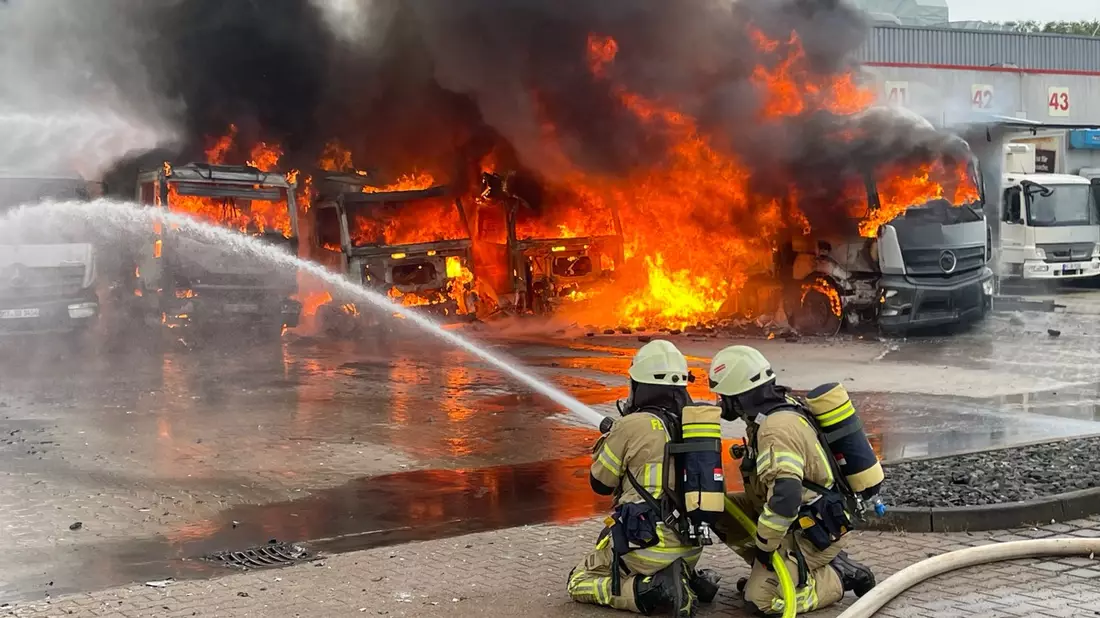 FW Lehrte: Unwettereinsätze und ein Großbrand beschäftigen die Feuerwehrkräfte der Stadt Lehrte den gesamten Montag - Bild: presseportal.de