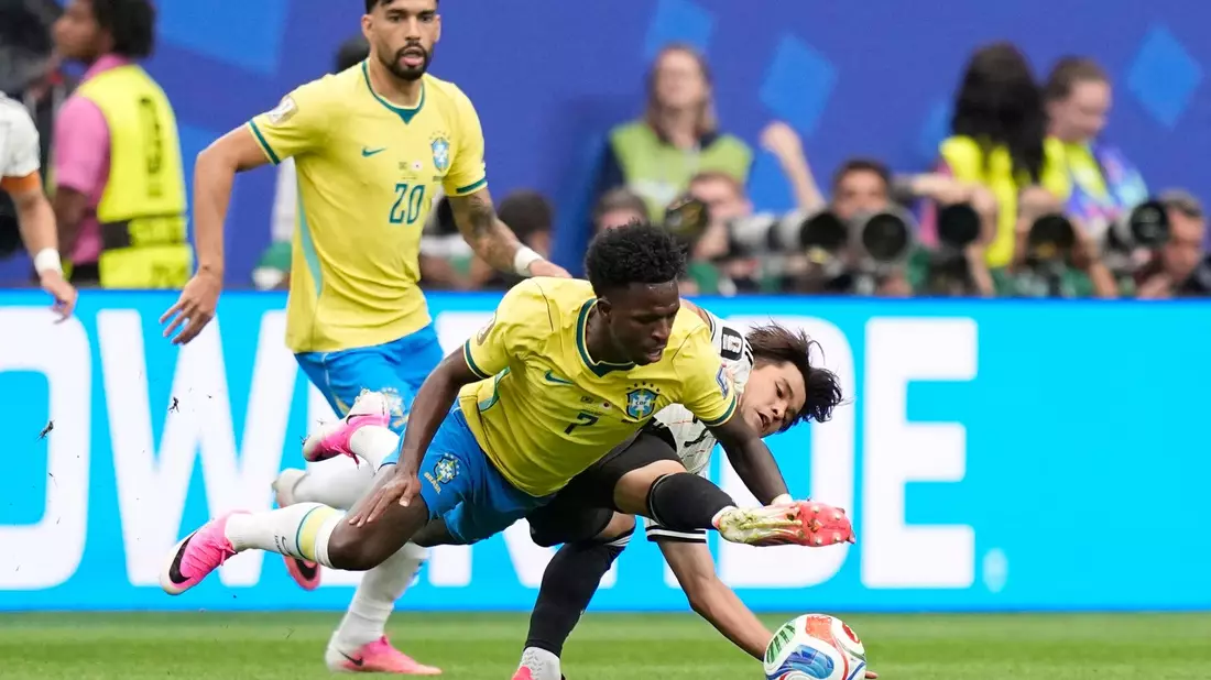 Brasilien mit Real Madrids Vinícius Júnior hatte mit Japan große Mühe. - Bild: Ashley Landis/AP/dpa