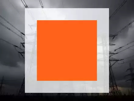 Stromleitungen vor einem stürmischen Himmel, die Belastung und Unsicherheit im Energiemarkt symbolisieren. - Foto: über boerse-global.de