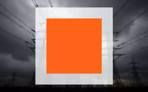 Stromleitungen vor einem stürmischen Himmel, die Belastung und Unsicherheit im Energiemarkt symbolisieren. - Foto: über boerse-global.de