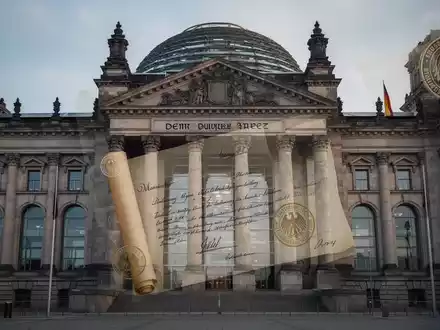 Deutsches Bundestagsgebäude, teilweise verdeckt von einem juristischen Dokument, das die Prüfung der Gesetzgebung symbolisiert. - Foto: über boerse-global.de