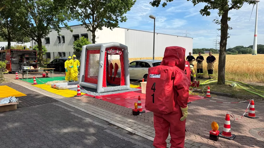 FW-GLA: Gefahrstoffeinsatz in Gewerbebetrieb - Organisches Peroxid aus beschädigtem Gebinde ausgetreten - Bild: presseportal.de