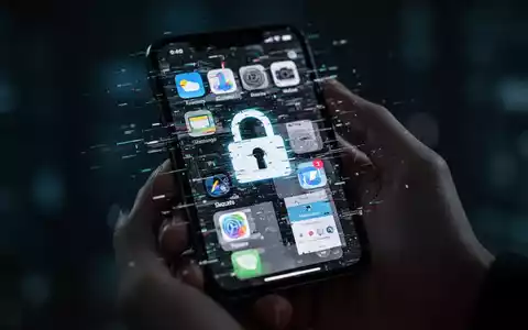 Eine Hand hält ein Smartphone mit einem verzerrten, glitchigen Bildschirm, der ein Schlosssymbol und App-Fragmente anzeigt. - Foto: über boerse-global.de