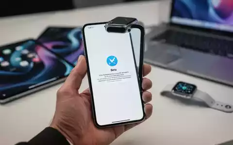Handy mit Beta-Software-Update in der Hand, im Hintergrund andere Apple-Geräte. - Foto: über boerse-global.de