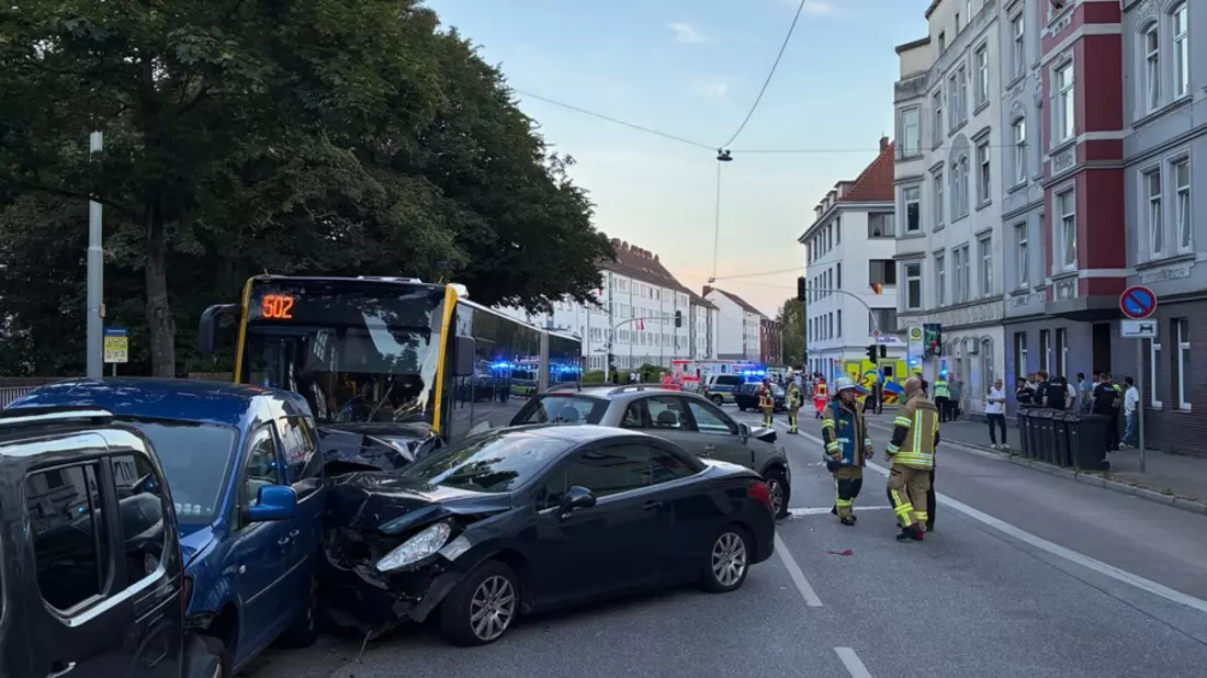 FW Bremerhaven: Verkehrsunfall zwischen Pkw und Linienbus - Bild: presseportal.de