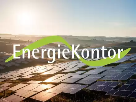 Sonnendurchflutete Landschaft mit angedeuteten Solarparks, die Wachstum und erneuerbare Energien symbolisieren. - Foto: über boerse-global.de