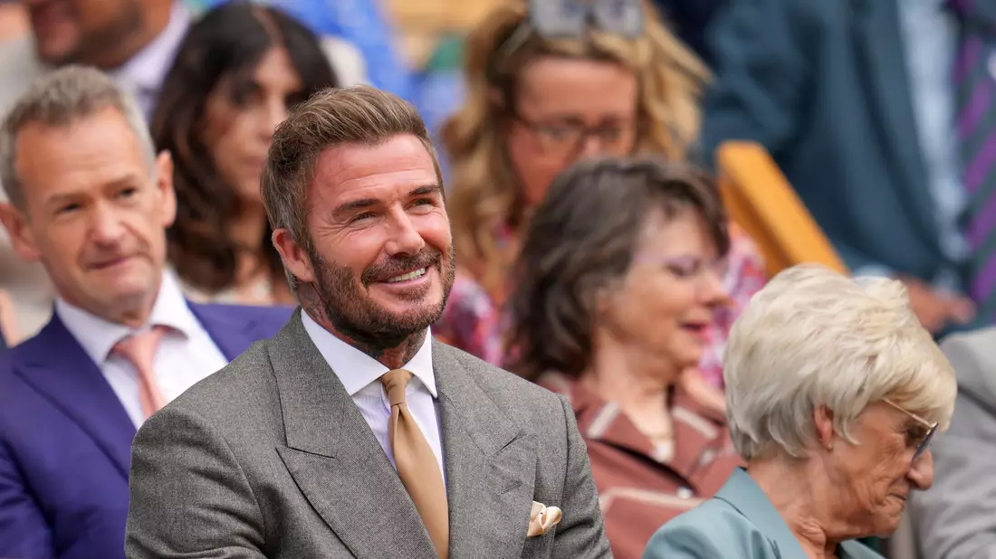 Fußball-Legende David Beckham schaute sich Titelverteidiger Jannik Sinner auf dem Centre Court an. - Bild: Kin Cheung/AP/dpa