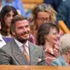 Fußball-Legende David Beckham schaute sich Titelverteidiger Jannik Sinner auf dem Centre Court an. - Bild: Kin Cheung/AP/dpa