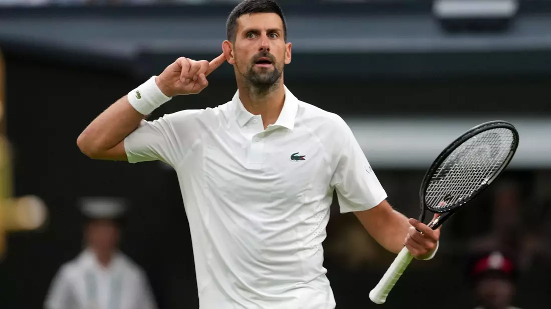 Der siebenmalige Wimbledonsieger Novak Djokovic zitterte in seinem Auftaktmatch. - Bild: Kin Cheung/AP/dpa
