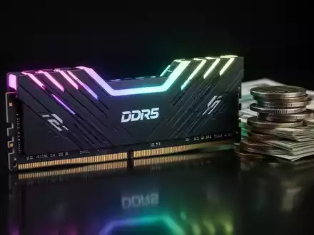 Leuchtender DDR5-RAM-Riegel neben Münzstapel, Symbol für hohen Preis und moderne Technik. - Foto: über boerse-global.de