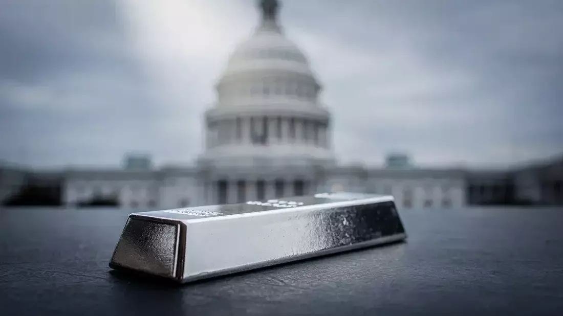 Plata cae un 21% en un mes: tipos altos de la Fed y caída solar lastran el precio