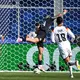 Mutterseelenallein: Julio Enciso (M) erzielt per Kopf das 1:0 für Paraguay. - Bild: Federico Gambarini/dpa