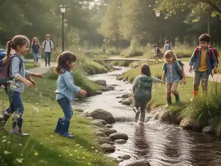 Kinder spielen in einer sicheren, natürlichen Umgebung, symbolisch für Resilienztraining und Katastrophenschutz. - Foto: über boerse-global.de