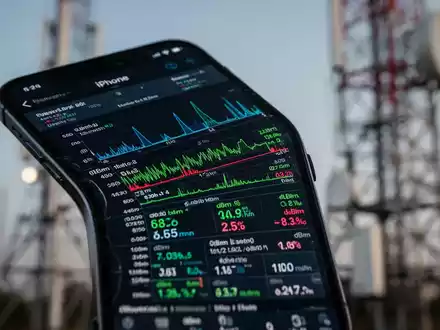 Nahaufnahme eines iPhone-Bildschirms mit technischen Diagnosedaten zur Mobilfunksignalstärke, unscharfer Hintergrund. - Foto: über boerse-global.de